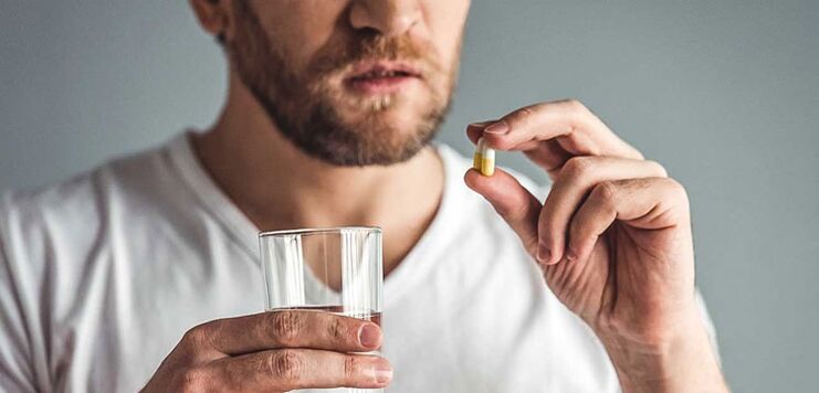 Мъж приема лекарства за лечение на простатит