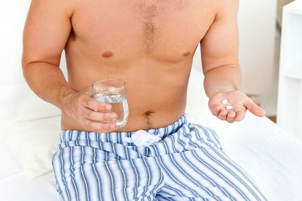 човек приема хапчета за простатит